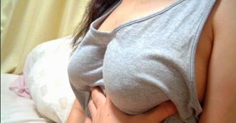 Vì sao đàn ông thích nhìn và sờ ngực phụ nữ?